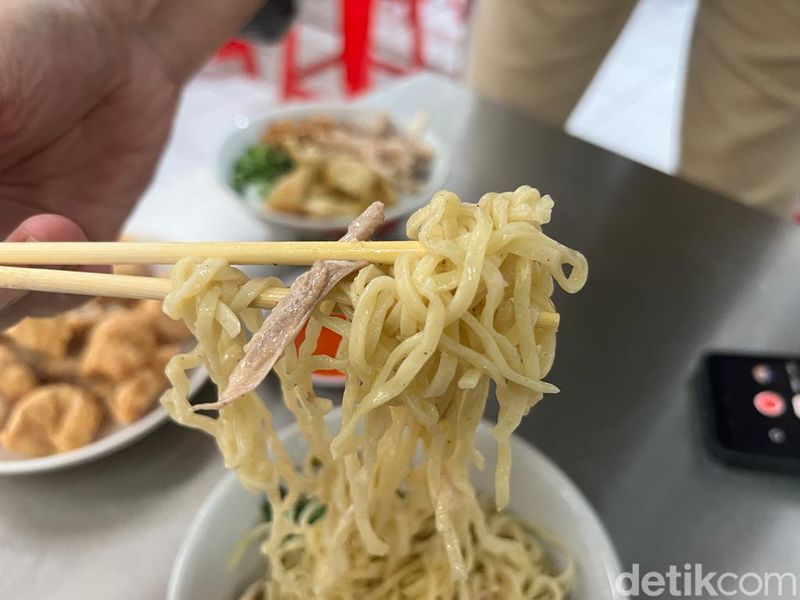 Bakmi Ayam Kampung dan Bakso Goreng di Pasmod BSD Ini Laku 400 Mangkuk Sehari!