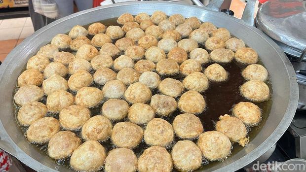 Bakmi Ayam Kampung dan Bakso Goreng di Pasmod BSD Ini Laku 400 Mangkuk Sehari! Bakmi Ayam Kampung dan Bakso Goreng di Pasmod BSD Ini Laku 400 Mangkuk Sehari!