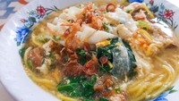 Restoran Jawa yang berada di Cipete satu ini bernama Sumber Asli. Menu bakmi godog juga tersedia di sini. Satu porsinya cukup besar, rasanya gurih dan ayam suwirnya sangat melimpah. Harga per porsinya Rp 36 ribu. Foto: detikFood