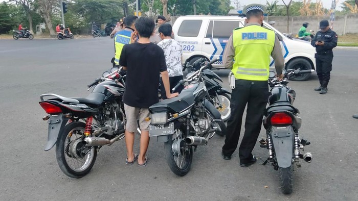 Aksi balap liar di Surabaya semakin membuat resah. Polisi pun akhirnya melakukan penindakan secara tegas.