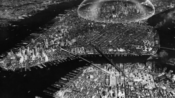 Manhattan Dome. Bangunan berbentuk kubah ini rencananya akan dibangun dari material kaca anti pecah, dilapisi kabut dengan aluminium untuk mengurangi silau Matahari. Namun banyak potensi masalah pada kubah tersebut, sehingga rancangan bangunan ini hanya sebatas ide. Foto: The Estate of R. Buckminster Fuller via CNN