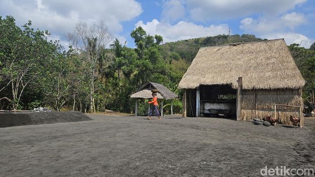 Berwisata di tempat pembuatan garam tradisional Kusamba, Klungkung, Bali, Sabtu (4/11/2023) (Putu Krista/detikBali).