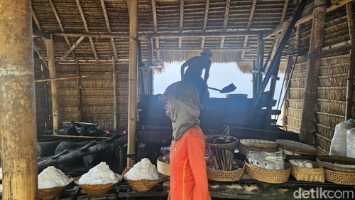 Berwisata di tempat pembuatan garam tradisional Kusamba, Klungkung, Bali, Sabtu (4/11/2023) (Putu Krista/detikBali).