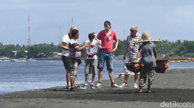 Berwisata di tempat pembuatan garam tradisional Kusamba, Klungkung, Bali, Sabtu (4/11/2023) (Putu Krista/detikBali).