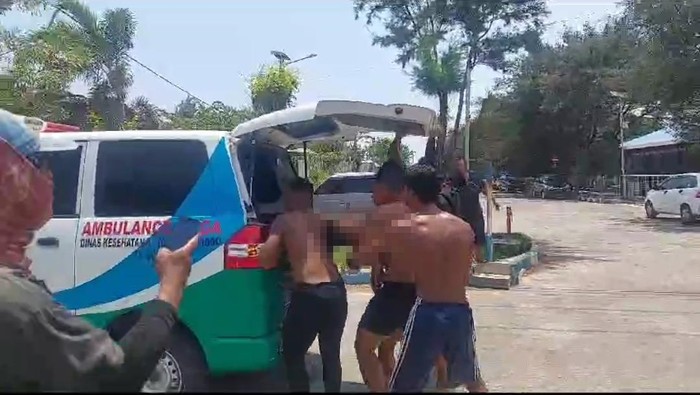 Bocah tenggelam di Pantai Mayangan Probolinggo saat dievakuasi ke rumah sakit.