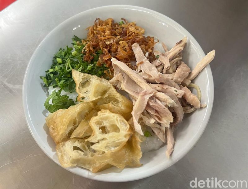 Jangan lewatkan bubur ayam kampungnya juga yang tidak kalah enak.