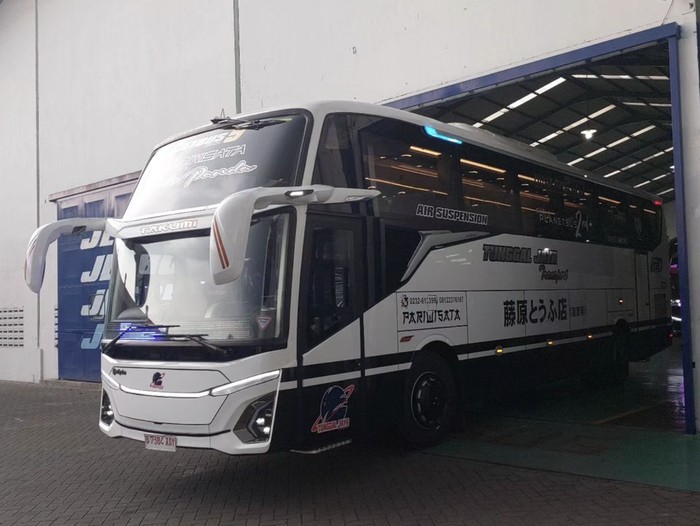 Bus Tunggal Jaya meluncur dengan livery ala mobil Takumi Fujiwara dalam anime Initial D
