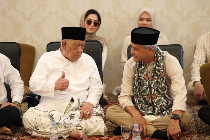 Calon presiden Ganjar Pranowo bersilaturahmi dengan tokoh masyarakat dan agama di kediaman KMS (Kemas) H. Abdul Halim Ali