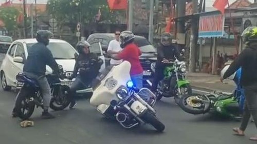 Cuplikan video pengendara moge dan ninja saling tinju-tendang di Jalan Denpasar-Gilimanuk, Kabupaten Badung, Bali, Sabtu (4/11/2023) sore. (Tangkapan layar)