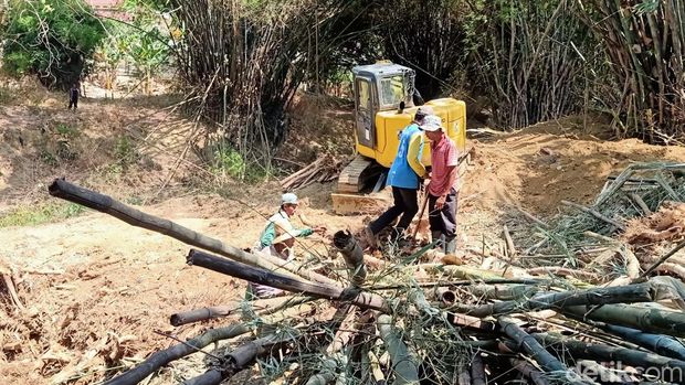 Dinas PUPR Dan BPBD Pamekasan saat mitigasi normalisasi sungai.