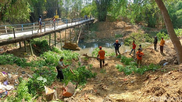 Dinas PUPR Dan BPBD Pamekasan saat mitigasi normalisasi sungai.