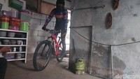 Perlombaan downhill di Desa Wisata Kungkuk, Desa Punten, Kecamatan Bumiaji, Kota Batu tersebut perserta tampak melintas dalam dapur milik warga.