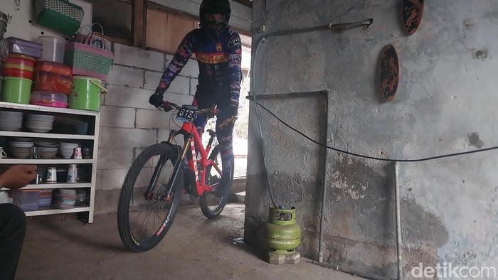Downhill Rute Masuk rumah warga Downhill Rute Masuk rumah warga