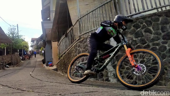 Downhill Rute Masuk rumah warga