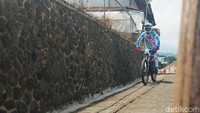 Para peserta juga harus melewati belokan tajam, jalan menurun yang curam, bahkan anak tangga di permukiman.