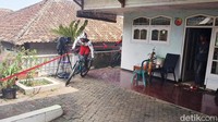 Selain melintasi di dapur pemukiman warga. Perserta juga melintas di pekarangan milik warga.