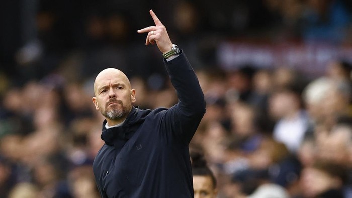 Soccer Football - Premier League - Fulham v Manchester United - Craven Cottage, London, Britain - November 4, 2023 Manchester United manager Erik ten Hag reacts Action Images via Reuters/Peter Cziborra NO USE WITH UNAUTHORIZED AUDIO, VIDEO, DATA, FIXTURE LISTS, CLUB/LEAGUE LOGOS OR LIVE SERVICES. ONLINE IN-MATCH USE LIMITED TO 45 IMAGES, NO VIDEO EMULATION. NO USE IN BETTING, GAMES OR SINGLE CLUB/LEAGUE/PLAYER PUBLICATIONS.