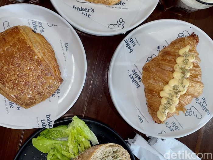 Foto tampak Croissant di Bakers Table