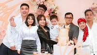 Pada momen ini, Fuji menempelkan dua mendiang kakaknya, Bibi Ardiansyah dan Vanessa Angel, dalam dokumentasi acaranya tersebut. Foto: Instagram Fuji