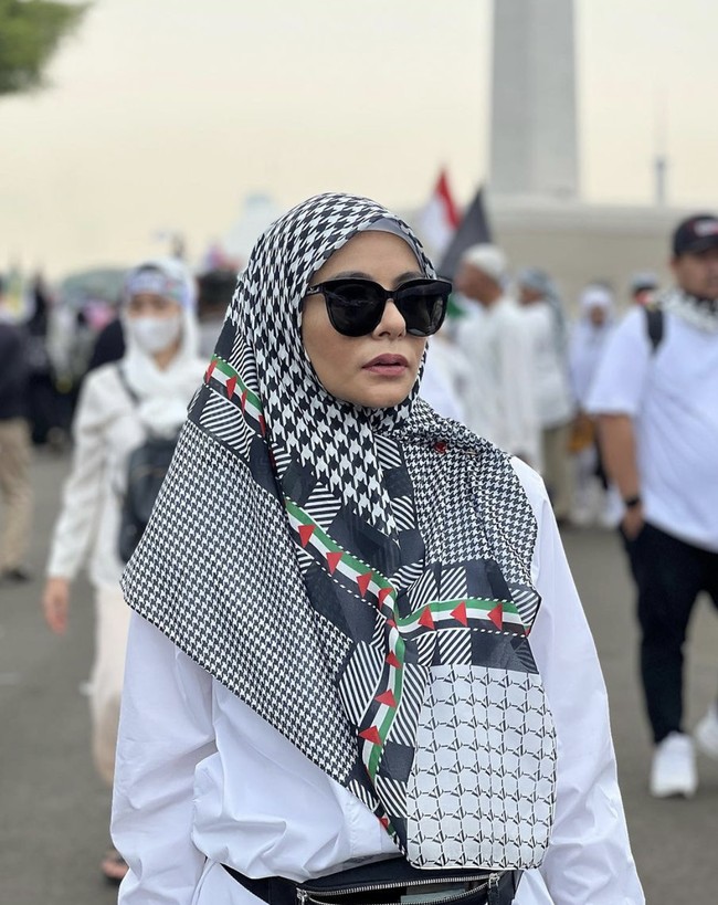 Kacamata hitam bergaya hitam melengkapi gaya Meisya Sirega yang berhijab dengan scarf serupa. Gayanya pun terlihat stylish. (Foto: Instagram)