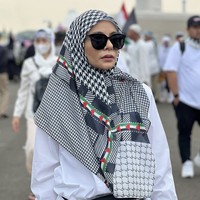 Kacamata hitam bergaya hitam melengkapi gaya Meisya Sirega yang berhijab dengan scarf serupa. Gayanya pun terlihat stylish. (Foto: Instagram)