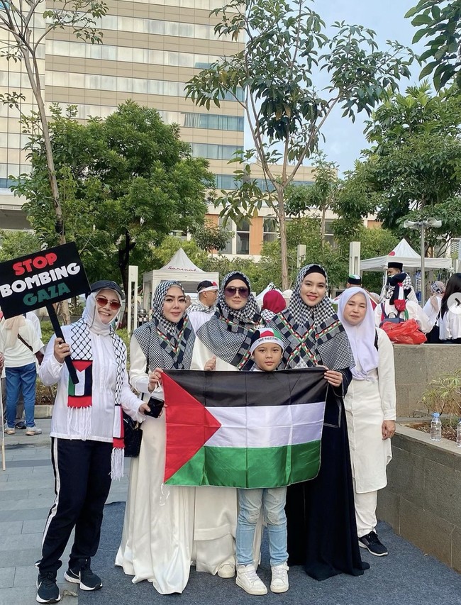 Mulan Jameela dan Kartika Putri juga kompak memakai hijab dari scarf keffiyeh yang telah dimodifikasi dengan motif modern seperti houndstooth. (Foto: Instagram)