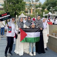 Mulan Jameela dan Kartika Putri juga kompak memakai hijab dari scarf keffiyeh yang telah dimodifikasi dengan motif modern seperti houndstooth. (Foto: Instagram)