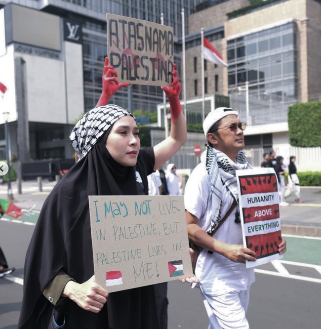 Zaskia Mecca dan suaminya, Hanung Bramantyo bergaya kompak dengan busana monokrom hitam-putih. (Foto: Instagram)