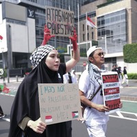 Zaskia Mecca dan suaminya, Hanung Bramantyo bergaya kompak dengan busana monokrom hitam-putih. (Foto: Instagram)