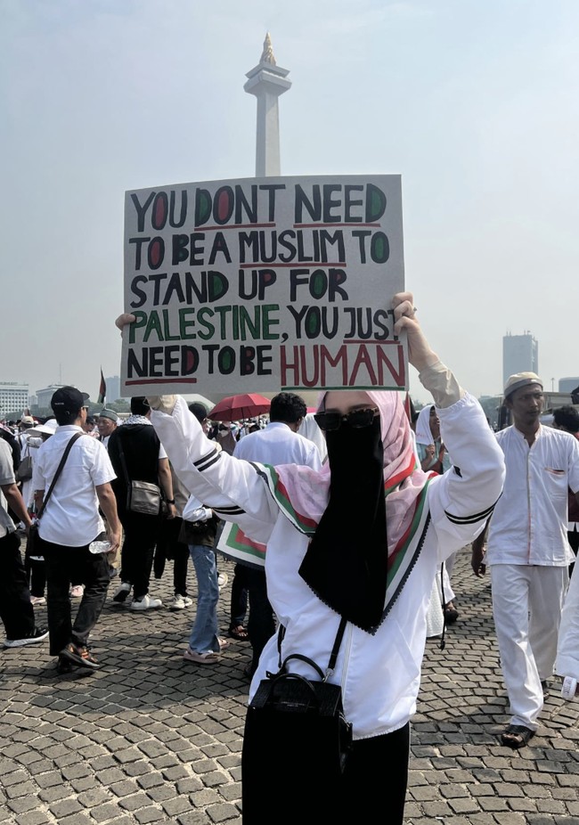 Inara Rusli tampil dengan padanan hijab bermotif garis bendera Palestina dan cadar hitam. (Foto: Instagram)