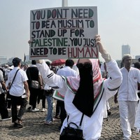 Inara Rusli tampil dengan padanan hijab bermotif garis bendera Palestina dan cadar hitam. (Foto: Instagram)