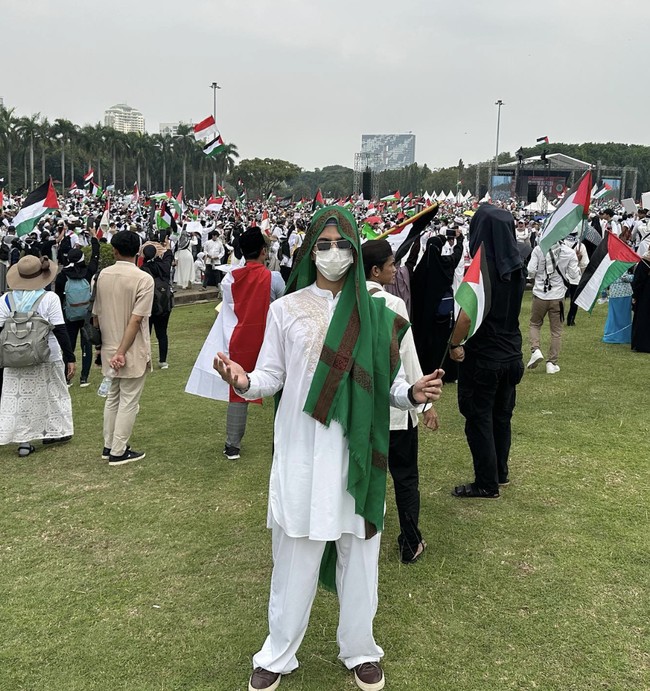 Inilah penampilan Al Ghazali. Ia memadukan setelan putihnya dengan sorban berwarna hijau. (Foto: Instagram)