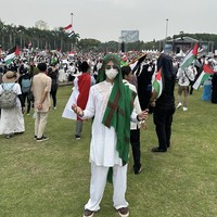 Inilah penampilan Al Ghazali. Ia memadukan setelan putihnya dengan sorban berwarna hijau. (Foto: Instagram)