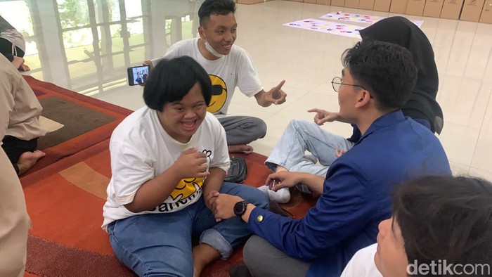 Gembiranya anak-anak down syndrome di UPTD Liponsos Surabaya diajak main bareng mahasiswa ITS.