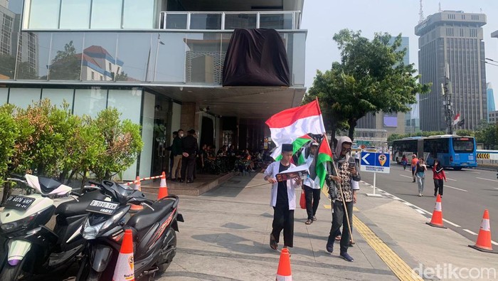 Gerai McD dan Starbucks di Thamrin tutup saat ada aksi bela Palestina di Monas. (Rumondang/detikcom)