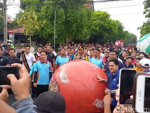 Erick Thohir Jalan Kaki Kirab Trofi Piala Dunia U-17 Bareng Gibran