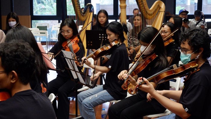 Grup Musik LMO Siap Manggung di Konser A Night of Light Music Director Addie MS memimpin jalannya latihan persiapan konser A Night of Light di Jakarta, Sabtu (4/11/2023).