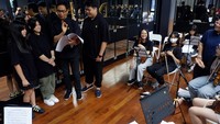 Music Director Addie MS memimpin jalannya latihan persiapan konser A Night of Light di Jakarta, Sabtu (4/11/2023). 