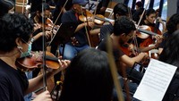 Grup musik ini merupakan kolaborasi musik yang dimainkan individu reguler dan individu berkebutuhan khusus.