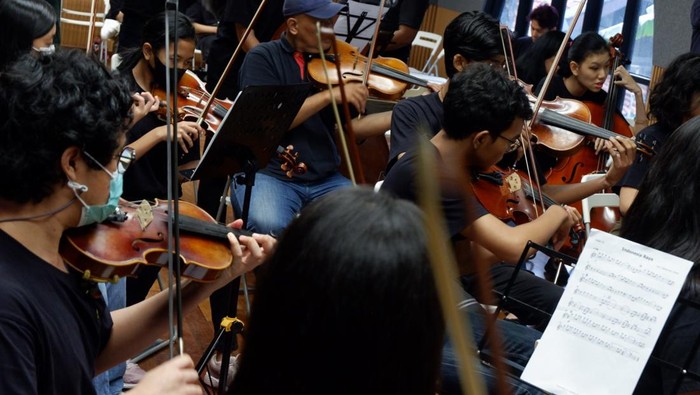 Grup Musik LMO Siap Manggung di Konser A Night of Light Music Director Addie MS memimpin jalannya latihan persiapan konser A Night of Light di Jakarta, Sabtu (4/11/2023).
