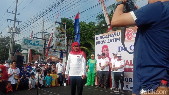 Gubernur Jatim Khofifah Indar Parawansa saat menghadiri acara jalan sehat di Jember.