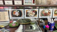 Mereka punya area tempat duduk bergaya ‘bar’ dimana pengunjung bisa sambil melihat menu-menu yang tersedia di etalase kaca. Di beberapa kaca tertempel menu beserta gambarnya agar memudahkan pengunjung memilih menu yang dimau. Foto: Detikcom / Atiqa Rana