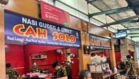 Selain belanja bahan mentah, di Pasar Modern BSD kamu juga bisa kulineran seru. Salah satu tempat makan yang bisa disambangi adalah warung Gudeg & Nasi Liwet Cah Solo ini. Foto: Detikcom / Atiqa Rana