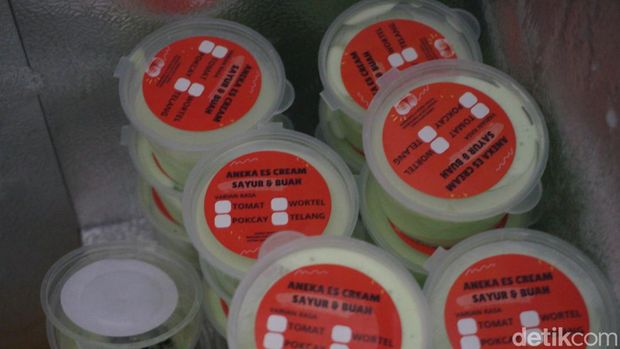 Ibu-ibu Jambangan membuat es krim berbahan jamur dan sayuran untuk mencegah stunting.
