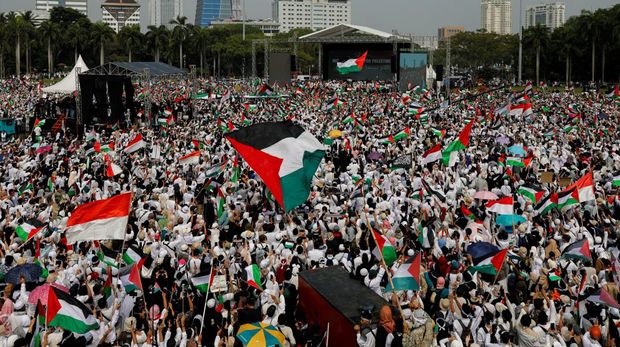 People wave Indonesian and Palestinian flags during a rally supporting Palestinians in Gaza, as the conflict between Israel and Hamas continues, at the National Monument (Monas) complex in Jakarta, Indonesia, November 5, 2023. REUTERS/Willy Kurniawan