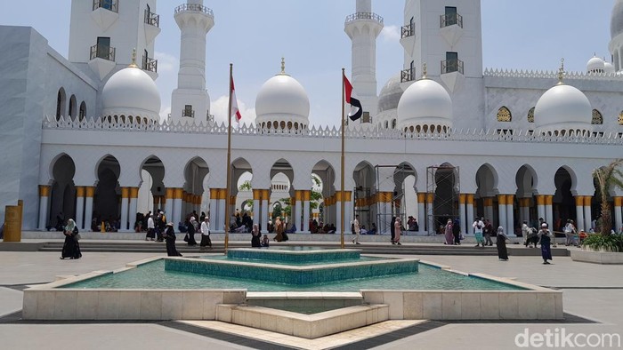 Jemaah memadati Masjid Sheikh Zayed Solo, Minggu (5/11/2023).