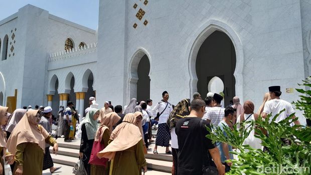 Jemaah memadati Masjid Sheikh Zayed Solo, Minggu (5/11/2023).