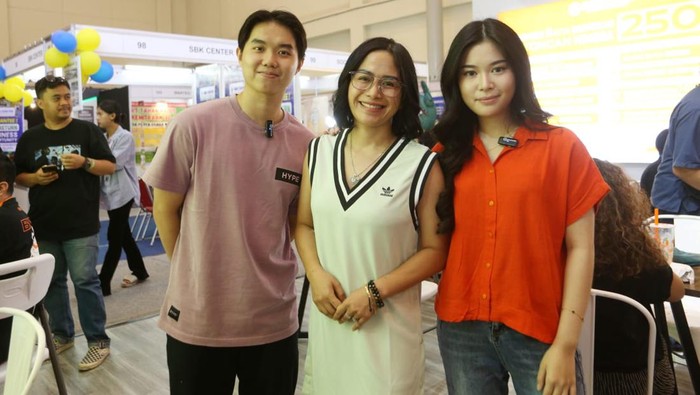 Juan dan Eve saat bersama Farida Nurhan