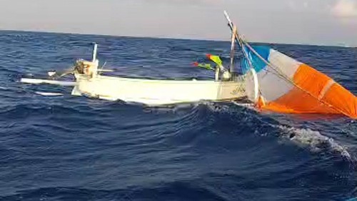 Jukung yang tidak ada pemiliknya saat ditemukan terombang-ambing di perairan Bunutan, Kecamatan Abang, Karangasem pada Minggu (5/11/2023). (istimewa)