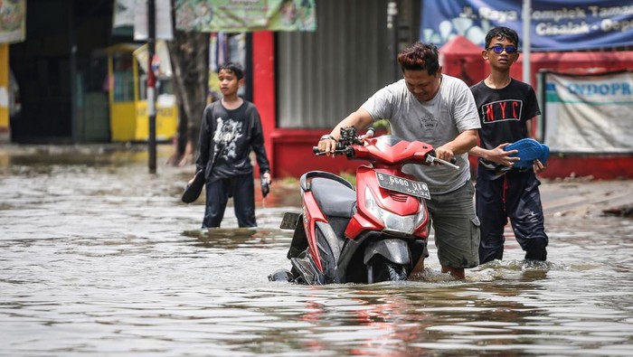 Sejumlah anak bermain air saat banjir di Taman Duta, Depok, Jawa Barat, Minggu (5/11/2023). Hujan deras serta meluapnya air Kali Baru tersebut menyebabkan akses jalan Komplek Taman Duta tergenang air setinggi 30-60 cm. ANTARA FOTO/Asprilla Dwi Adha/YU